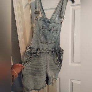 Never worn Judy Blue overalls